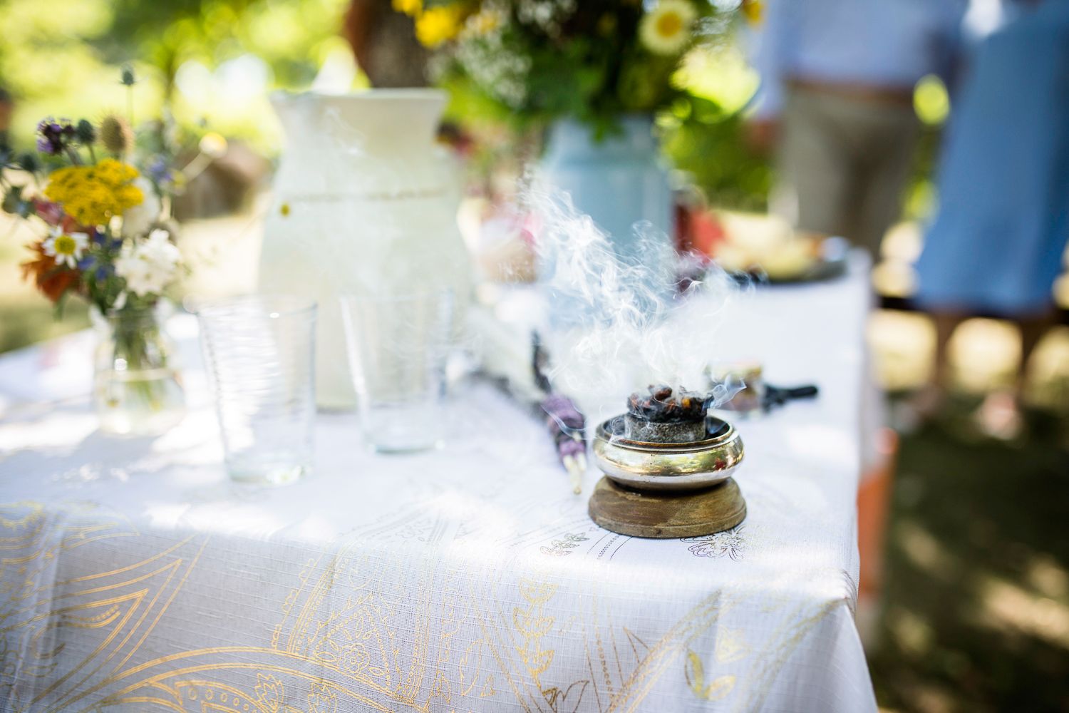 Prírodný oltár pripravený na svadobný obrad s handfasting, posvätným zväzovaním rúk – so živlami, kvetmi, dymom a darmi Zeme. Posvätný priestor, kde sa začína spoločná cesta dvoch duší.