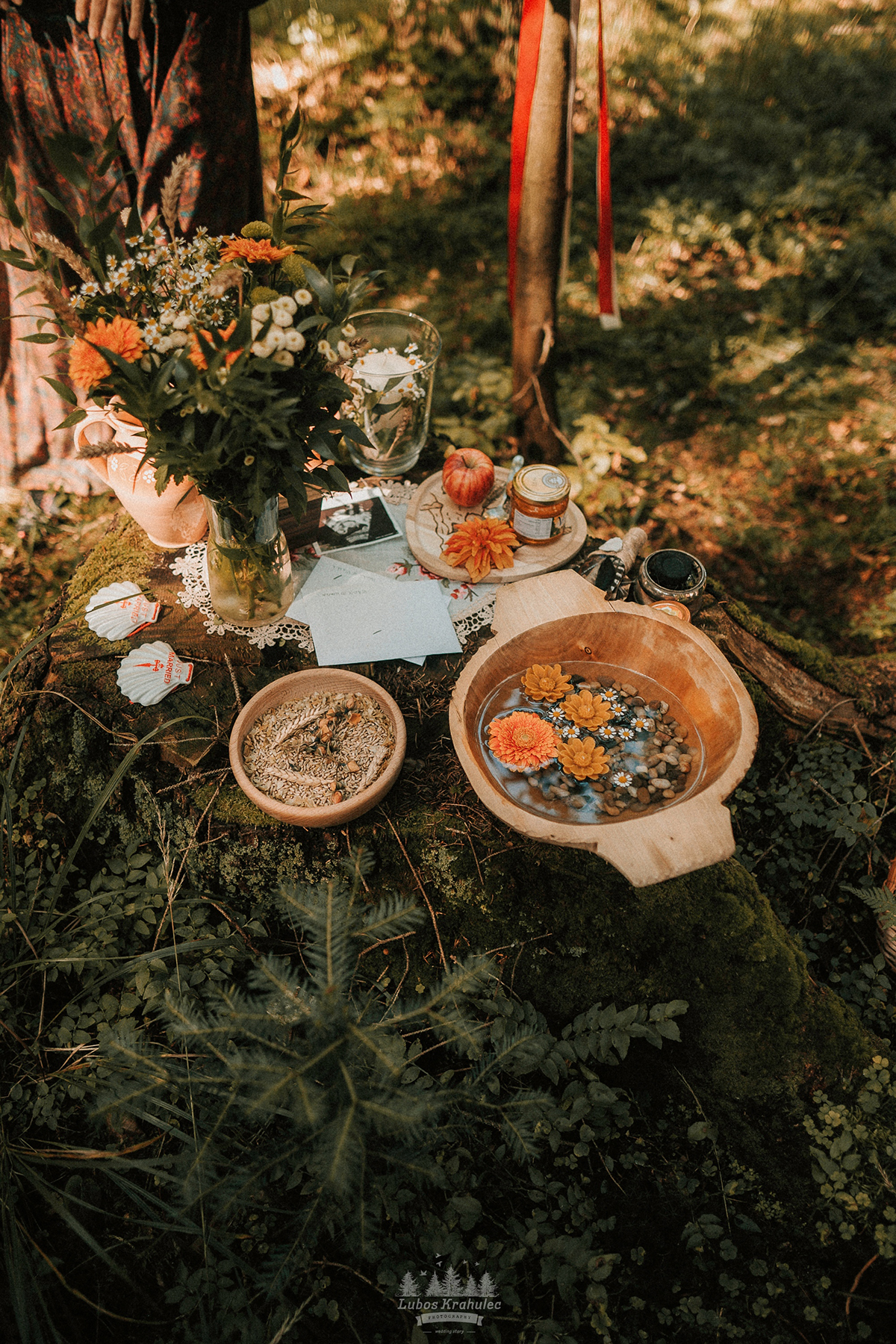 Výzdoba prírodného oltáru v lese na Orave